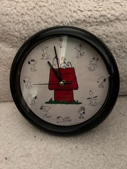 Peanuts Snoopy Round Wall Clock
