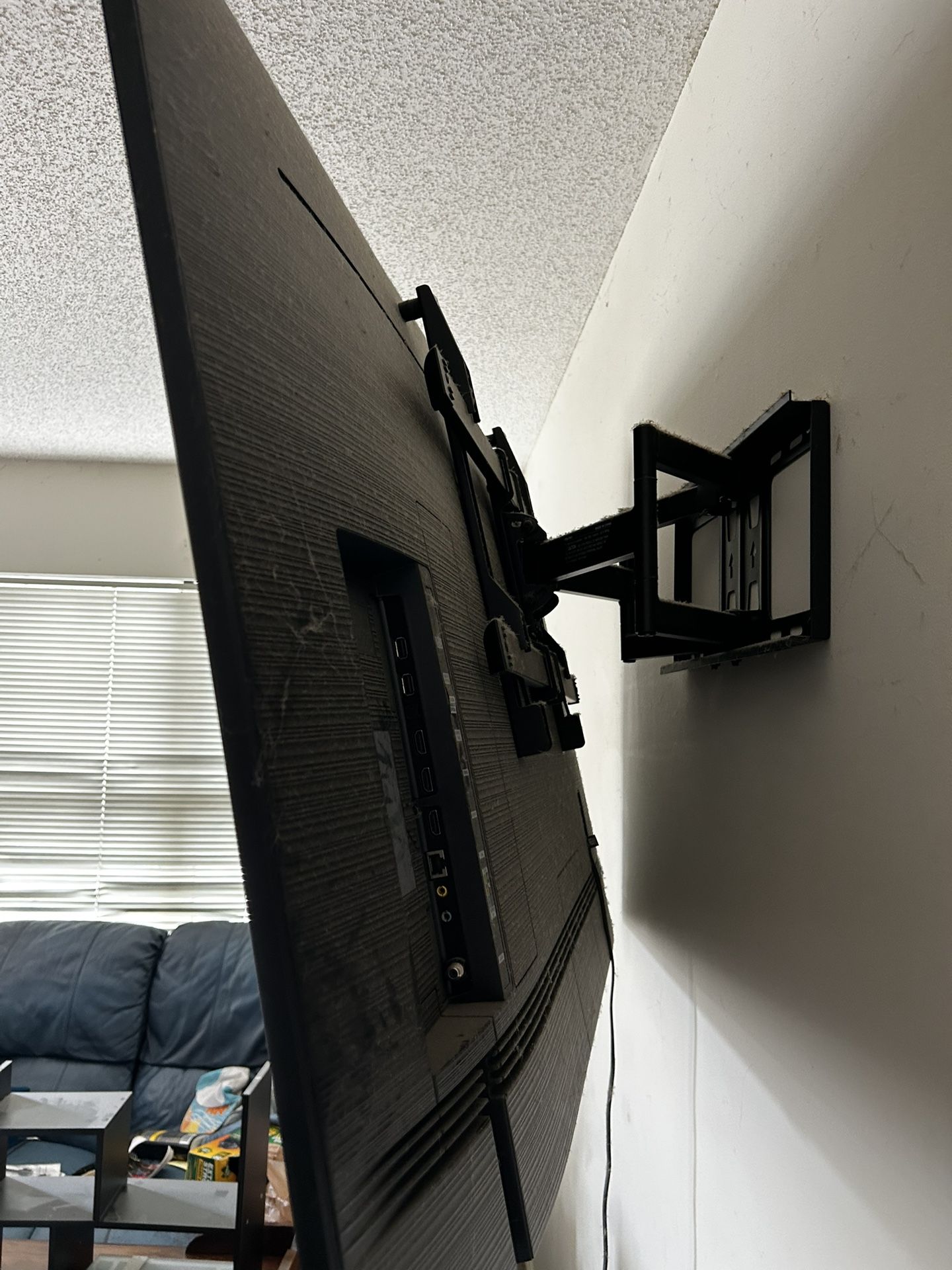 Samsung 58in TV & Wall Mount