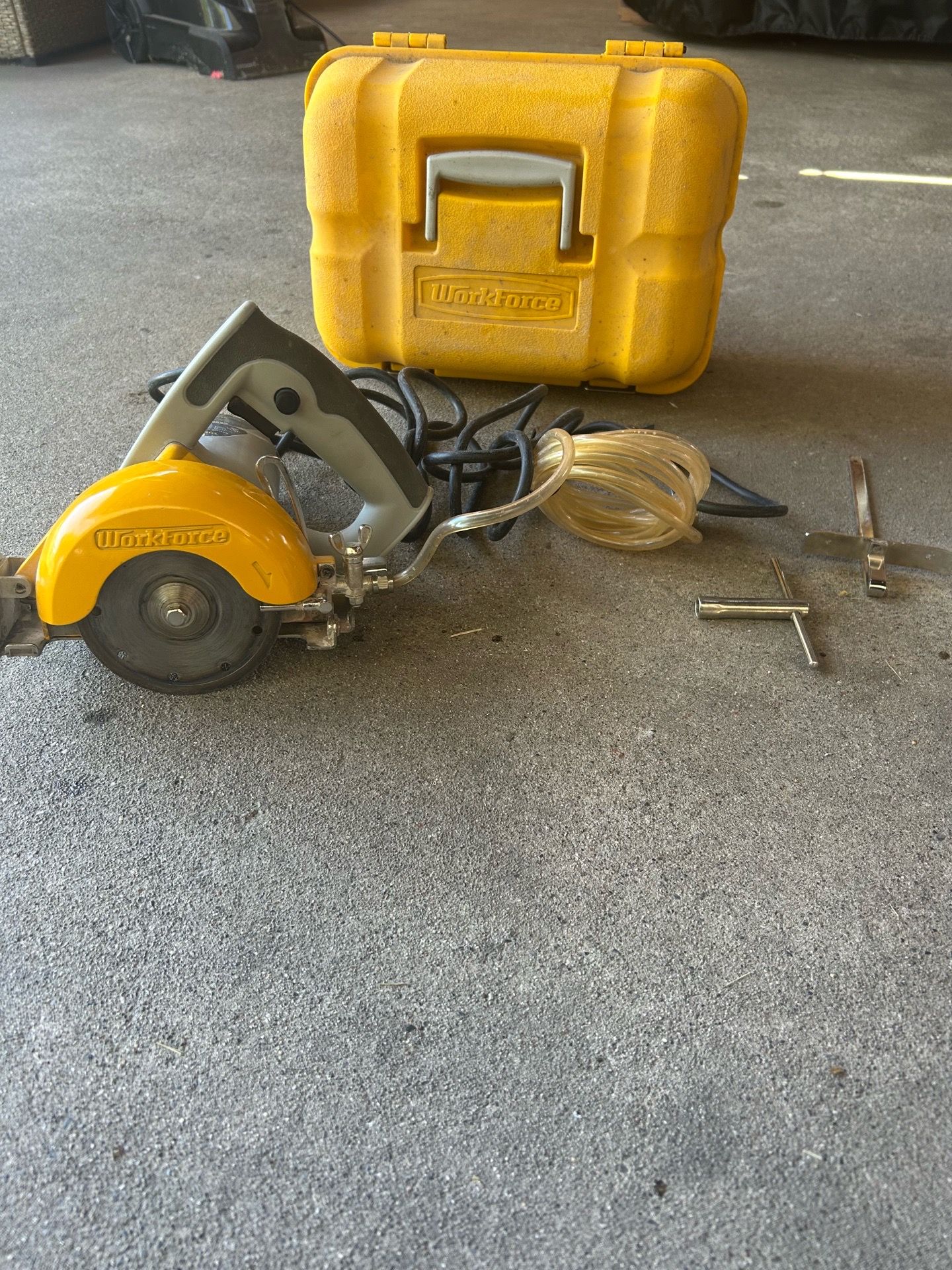 Workforce THD250 4-3/8" wet/dry corded electric tile cutter saw