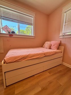White Bed with extra pull-out bed and storage plus mattresses included. Camas con colchones incluido