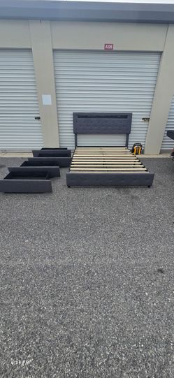 Queen bed frame with 4 drawer in the bottom(🌊DELIVER OPTION)