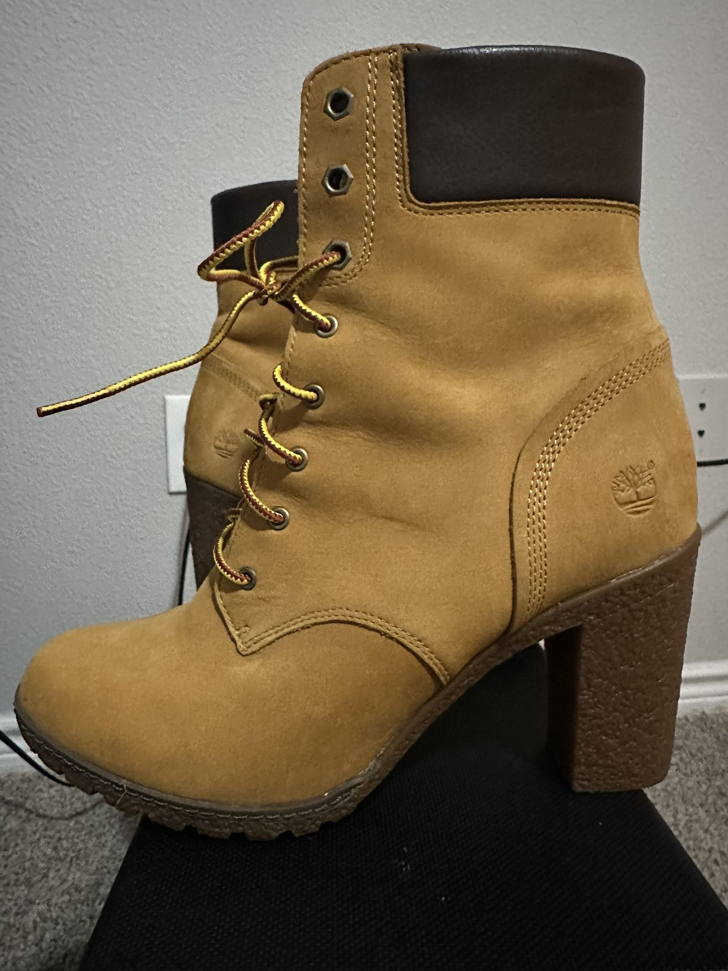 Timberland Heel Boots Women’s US size 9- Lightly Worn