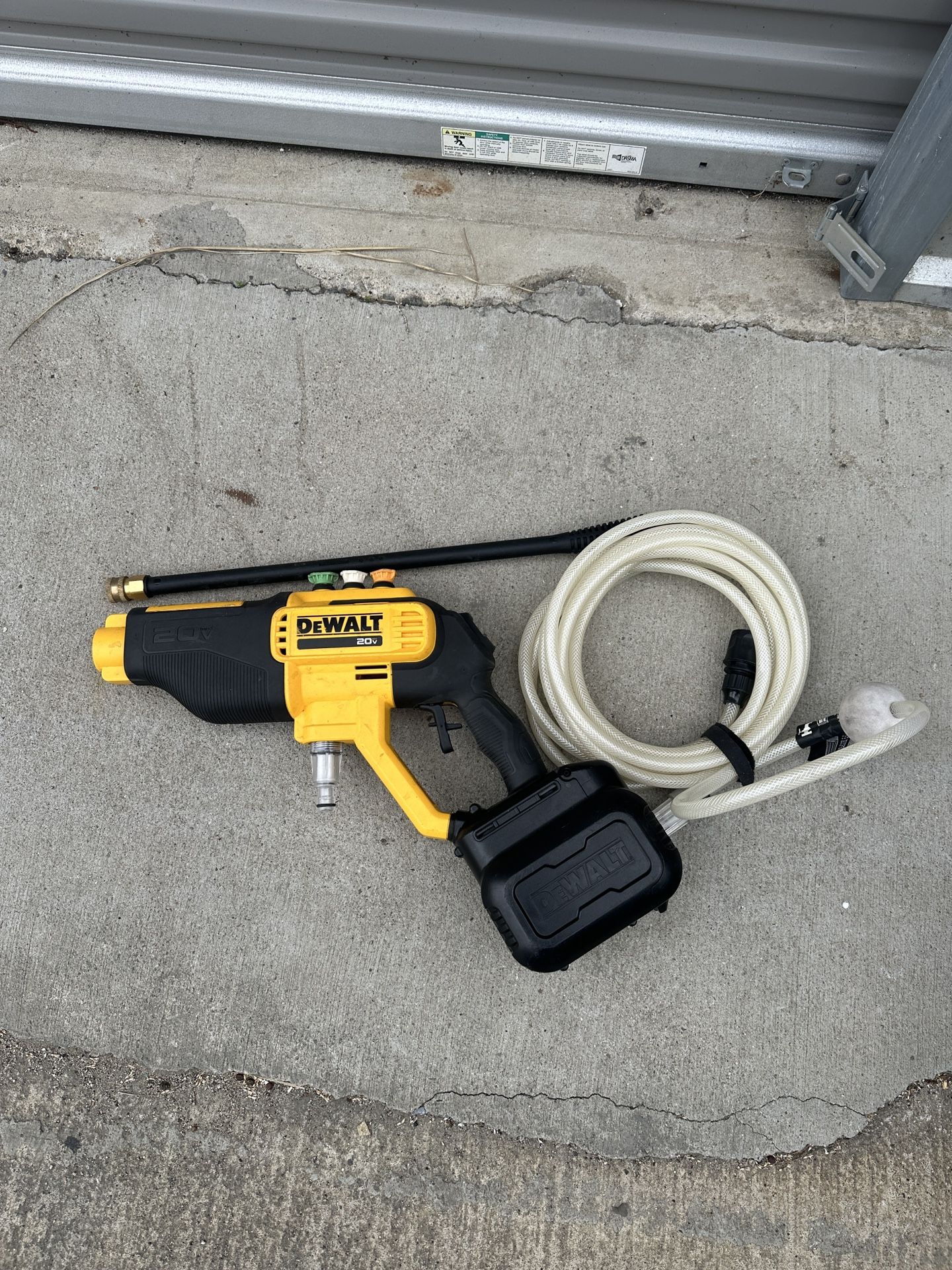 Dewalt  20  Volts  Cordless Pressure Washer 