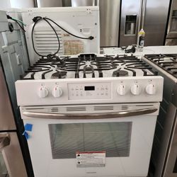 Una Estufa De GAS FRIGIDAIRE Cuatro Meses De Garantia Se Yeva Adomisilio