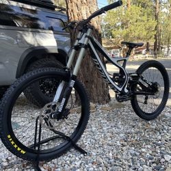 Specialized Demo 8 Carbon DH Mountain Bike + Extra Items