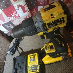 Dewalt 20v XR  Hammer Drill Drive  Battery And Charger 