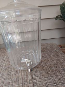 Beverage dispenser with spigot