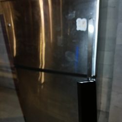 GE 21.2cu Ft. Top Freezer STAINLESS steel All Shelving Included 