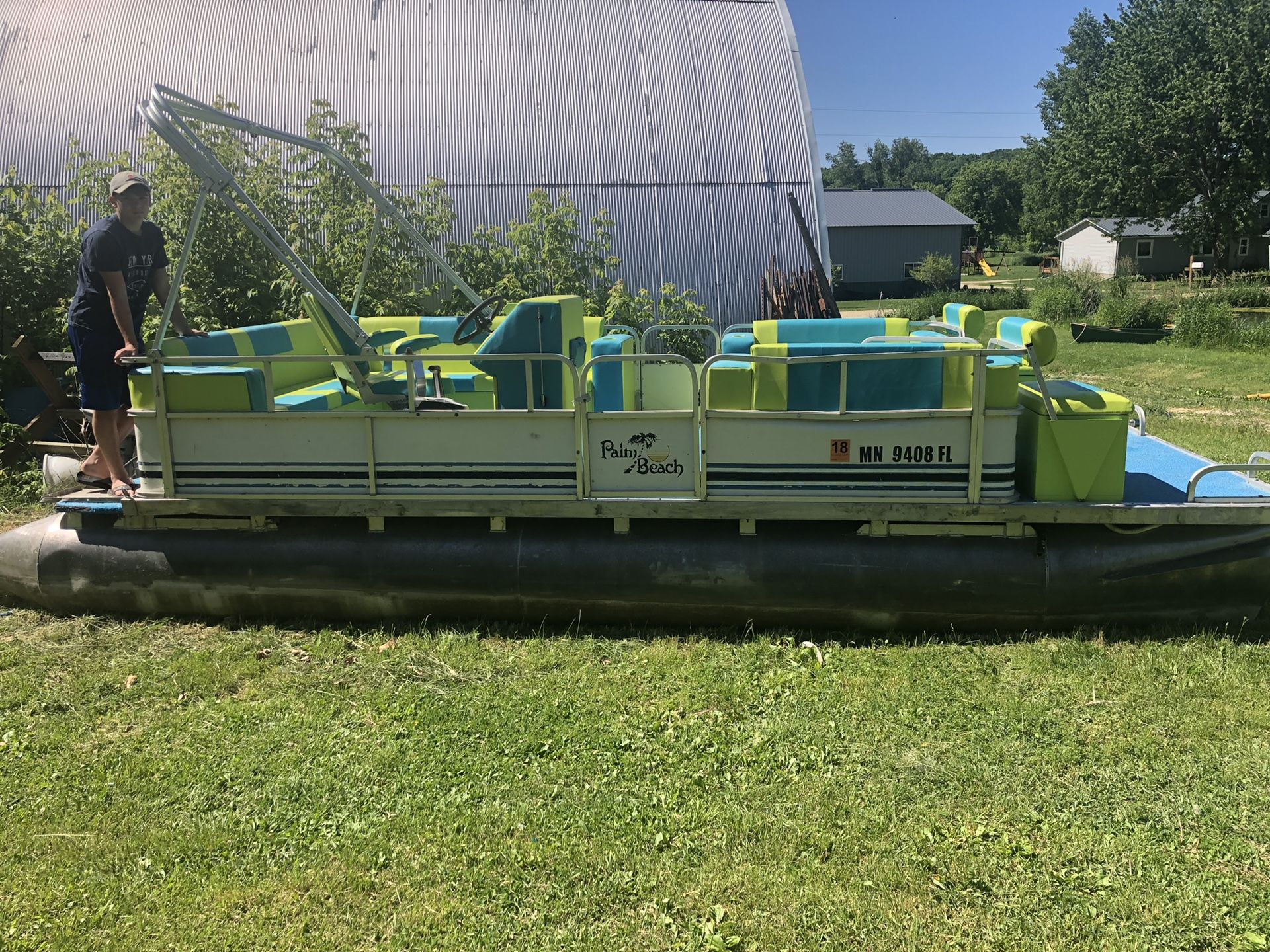 Photo 22 pontoon w 60hp Evinrude