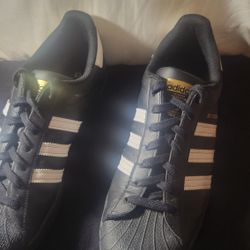 Black Adidas superstars 