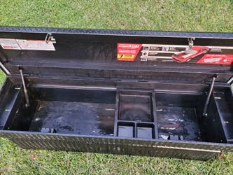 Weatherguard truck tool box, no keys. Good condition. Non negotiable price.