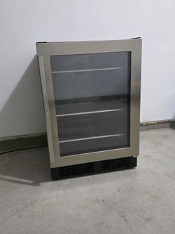 Hisense 23.4-in W 164 -Can Capacity Stainless stee Built-in/Freestanding Indoor Beverage Refrigerator with Glass Door