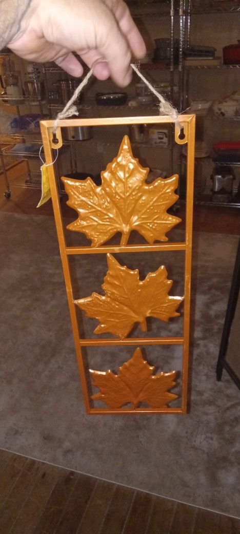 Bronze Metal Leaf Design Hanging Art New Case