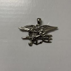 an eagle, sitting on top of an anchor, holding a gun and a trident. Pendant Urn