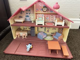 Bluey Play House & Figures