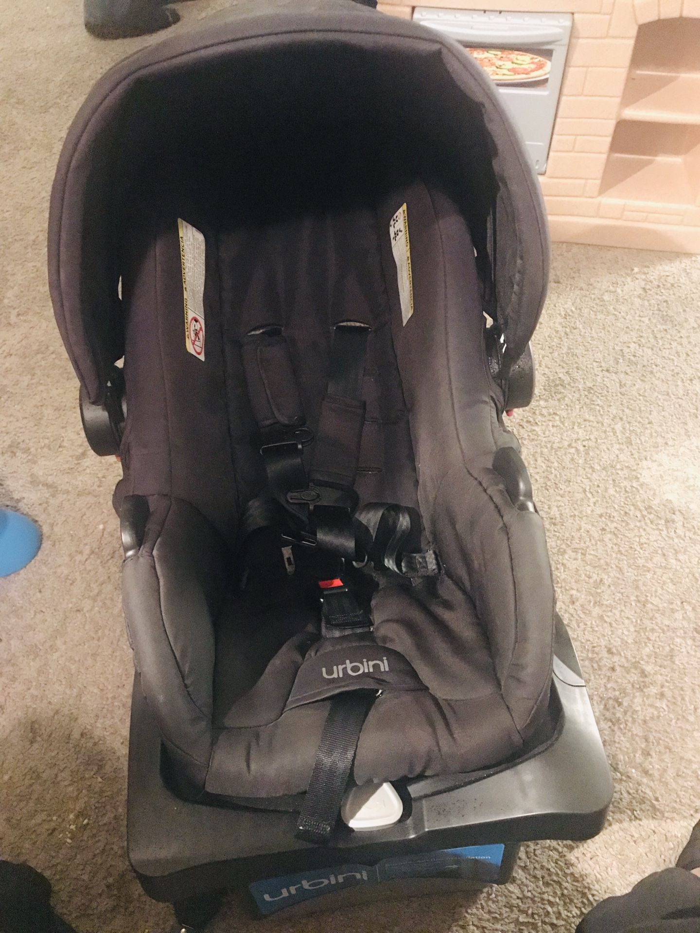 Urbini car seat with base (REDUCED)