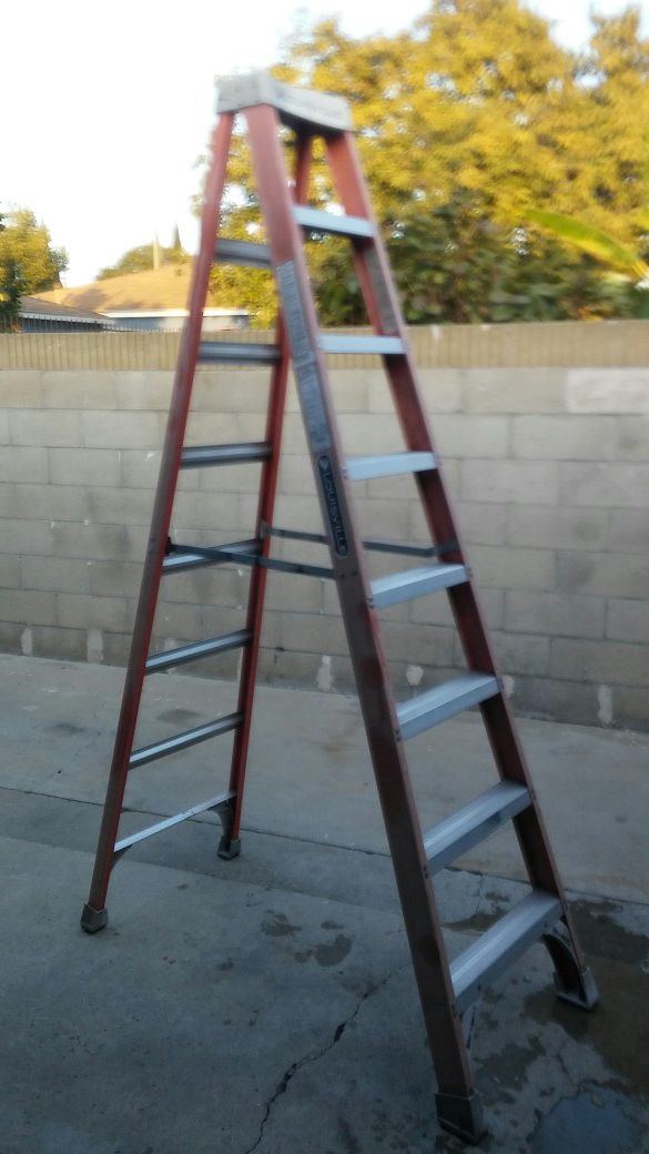 LOUISVILLE STAIR F-7541 300lbs load capacity Ladder size 8' model FS 1508 highest standing level 5FT 8 IN