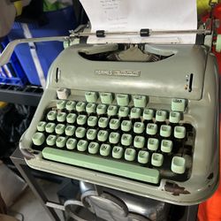 Hermes 3000 typewriter in decent condition with case. One of the corners is a little dented and there’s some peeling paint but it’s a cool piece. One 