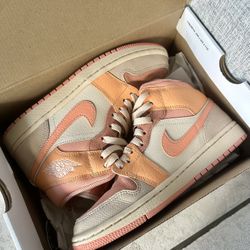WMNS SIZR 7 AIR JORDAN 1 MID ATOMIC ORANGE/APRICOT AGATE 