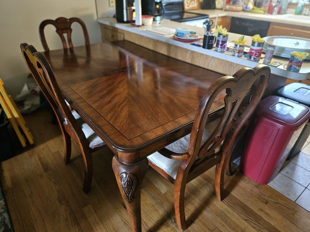 Dining Room Table/w 6 Chairs