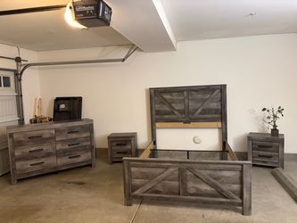 4pc QUEEN ASHLEY FURNITURE BEDROOM SET