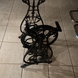 Cast-iron, sewing machine bottom