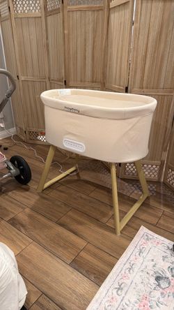 Maydolly Baby Bassinet with Smart Controls