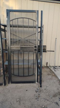Puerta solida de metal fuerte