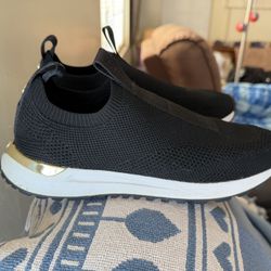 MK Lady’s Shoes In Excellent Condition  Size 8  1/2   Black 