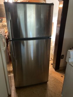 REFRIGERADOR  S.STEEL. 30” WIDE IN PERFECT WORKING ORDER $349.00