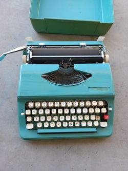 Grants 737 Deluxe Typewriter W.T Grant Co