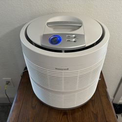 2 Air Purifier Honeywell True HEPA Allergen Removal 50250-S In Great Condition