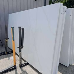 QUARTZ STONE SLABS SUPER JUMBO IN CALACATTA GOLD 📏Each slabs cover  75.7 sq.ft, Thickness 3 cm 🔥Price $915 per Slab🔥 