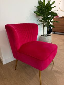 Pink Velvet Chair 🩷