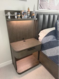 Living Spaces Queen Size Bed Dresser End Table Storage Footboard