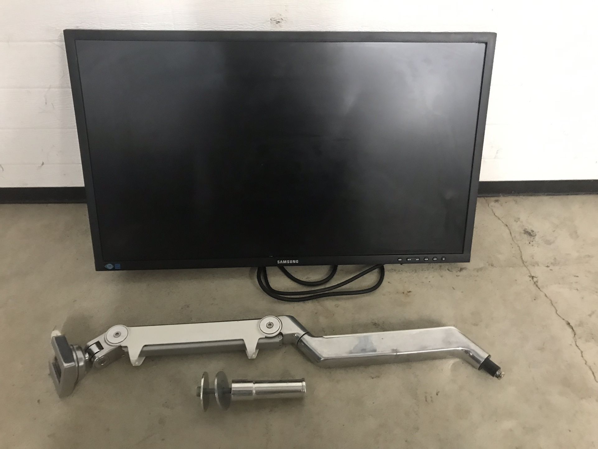 Monitor w/monitor Arm