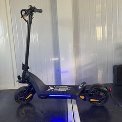 Dual-motor dual-battery high-speed electric scooter