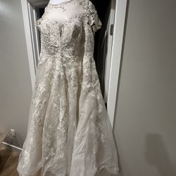 Wedding Dress – Worn Once – Includes Extra-Long Veil & Garment Bag