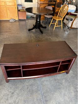 Solid Wood TVSTAND/ Entertainment Center With Display Shelves