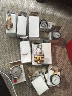 Large lot of regulators and pressure gauges