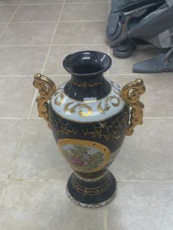 Vintage vase with gold detail
