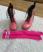 Boots / pink socks
