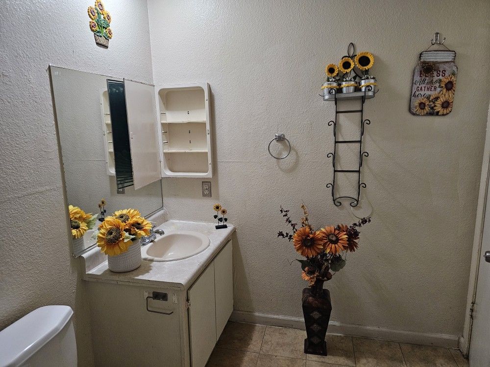 Sunflower ornaments, wall-mounted flower pots, vases, etc.