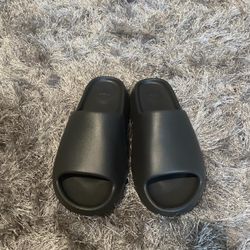 ADIDAS YEEZY SLIDE US11 