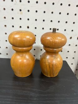 Vintage 4” wooden salt shaker & pepper Grinder circa 1970 🧂✨