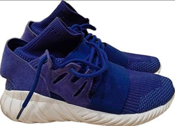 Women’s size 6 ADIDAS TUBULAR DOOM in very good condition