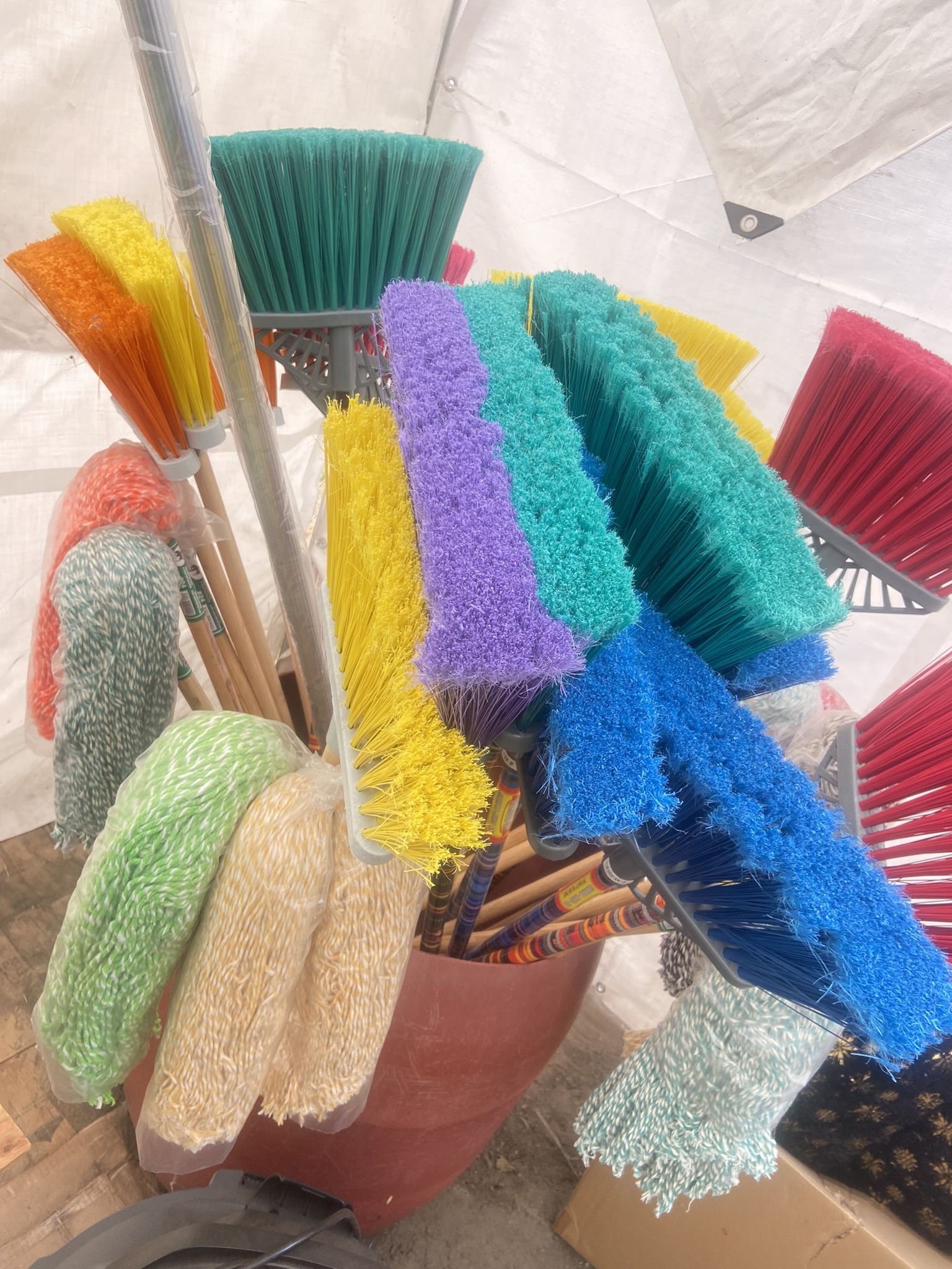 Escobas Y Trapeadores.