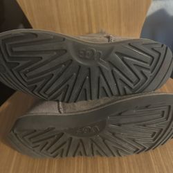 Boots UGS Authentic size 6