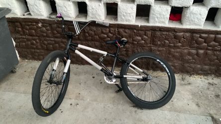 24 in haro black and white