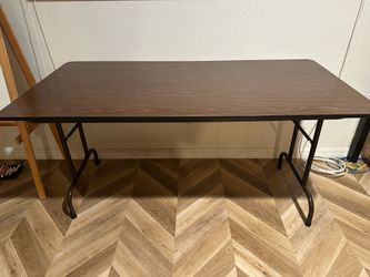 🔥 6-Foot Folding Table – Sturdy & Ready to Use! 🔥